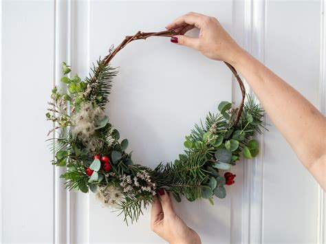 Inšpiratívny výber prírodných materiálov a dekorácií na veniec