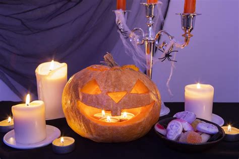 Príklady domácky vyrobenej halloweenskej výzdoby.