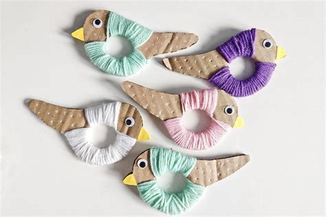 Kresba vtáčika na kŕmidle v zime