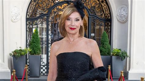 Tematické foto: Modelka v elegantnej čiernej dlhej sukni na večer