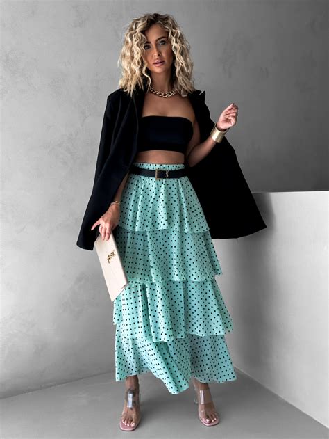 Koláž: Rôzne možnosti kombinovania čiernej dlhej sukne s topmi a doplnkami