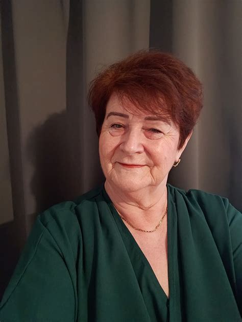 Fotografia ženy v strednom veku s kyticou kvetov, šťastný výraz