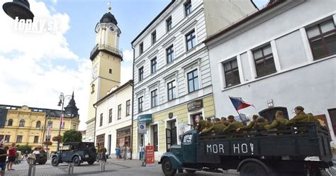 Fotografia z osláv storočnice, kde sú vystavené historické zábery svadobných párov