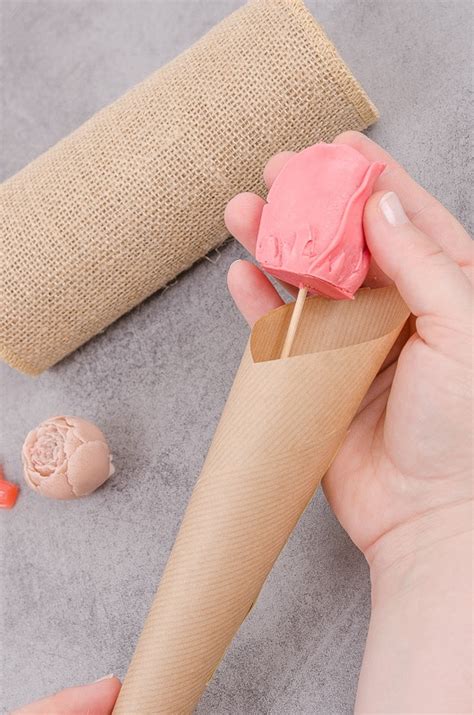 Ukážka hotového papierového kornútka ako darčekového obalu