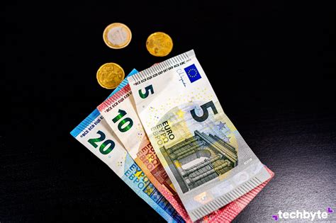 fotografia rúk podávajúcich si darček alebo peniaze v zasneženom prostredí