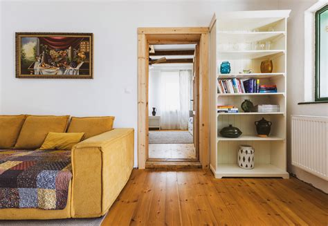 Fotografia dreveného zajačika rôznych štýlov, od surového dreva po farebne lakované, s možnosťou vloženia vajíčka.