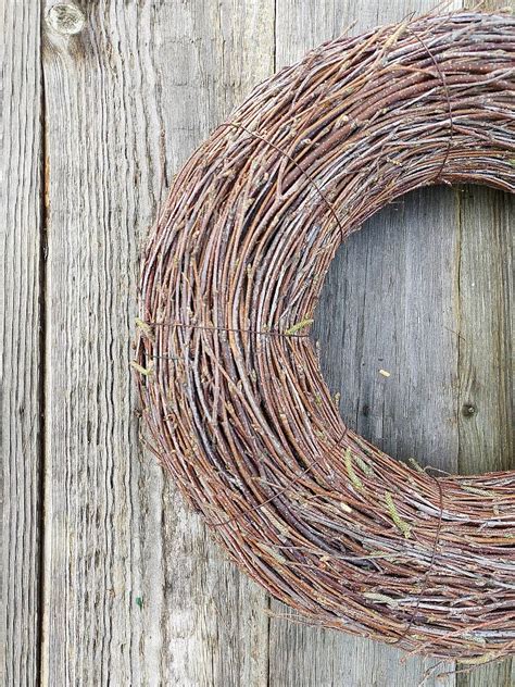 Fotografia zajačika z brezového prútia, ukazujúca jeho prirodzenú textúru a možnosť rôzneho tvarovania.