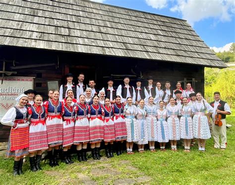 Archívna fotografia FS Rozsutec z vystúpenia na folklórnom festivale