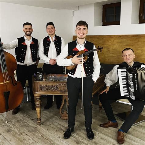 Fotografia klaviristu a huslistky hrajúcich na svadbe v exteriéri.