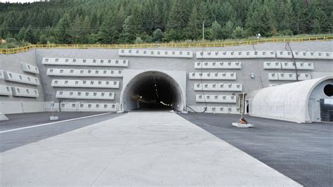 Foto otvorenia tunela Višňové alebo iného infraštruktúrneho projektu