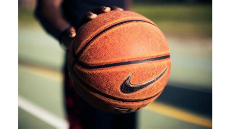 Tematická fotografia Oľgy Konečnej (Hamadejovej) pri basketbalovom ihrisku alebo s basketbalovou loptou