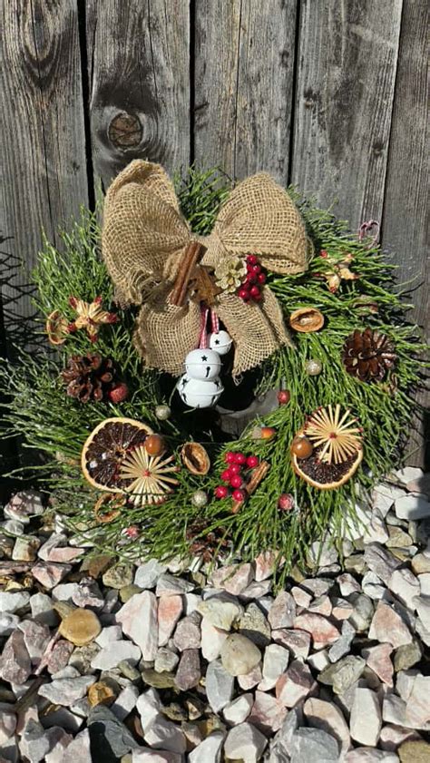 Hotový vianočný veniec z prírodných materiálov (šišky, sušené ovocie, vetvičky)