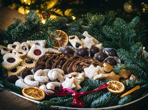 ilustrácia zobrazujúca tradičné slovenské vianočné zvyky, vrátane pôstu a veštenia