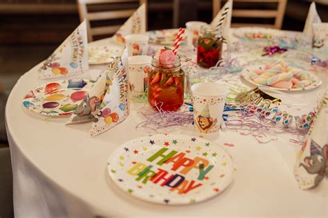 Tematické foto: narodeninová oslava s rôznymi pozvánkami