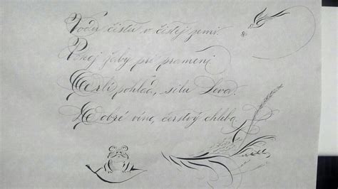 Ukážka elegantnej kaligrafie alebo ručne písanej pozvánky