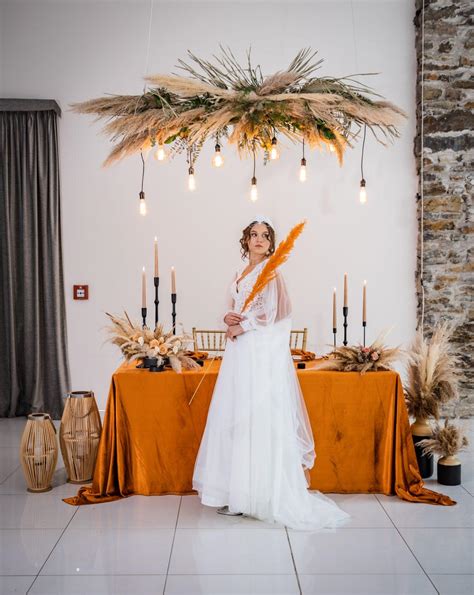 inšpirácia pre boho svadobnú výzdobu s makramé prvkami a kvetmi