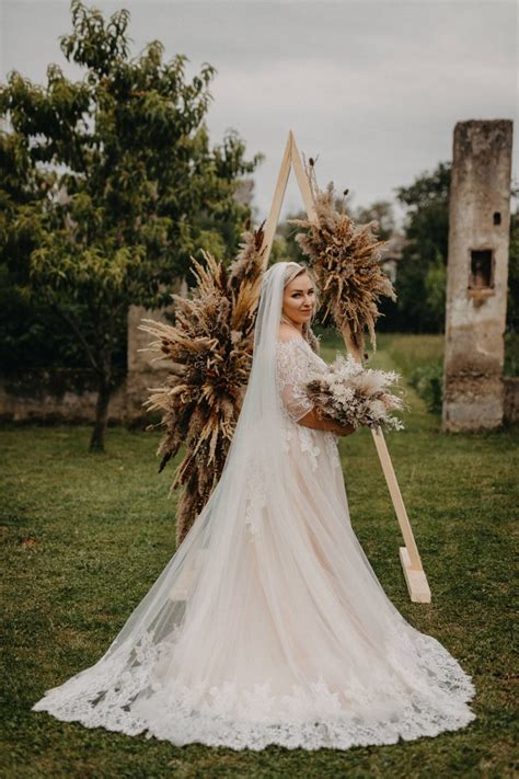 nevesta v jednoduchých boho šatách s kvetinovým venčekom vo vlasoch