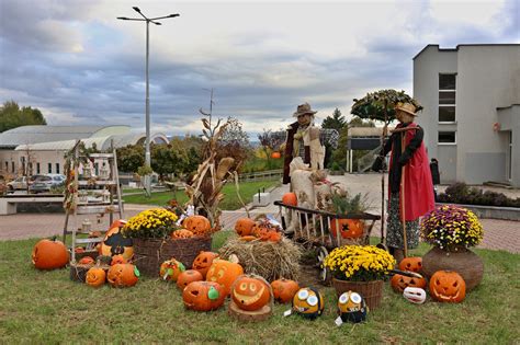 jesenná svadobná výzdoba s tekvicami, listami a teplými farbami