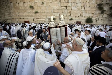 Múr nárekov s modliacimi sa ľuďmi