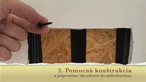 Detail štrbín v Múre nárekov s vloženými lístkami