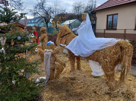 Ukážka techniky viazania vetvičiek na slamový základ