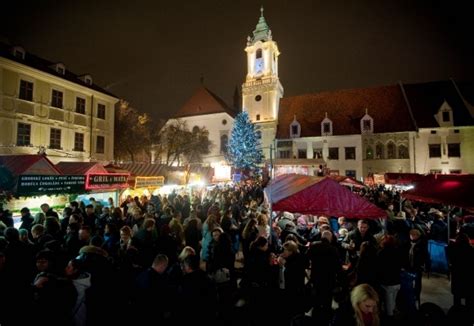 Ľudia na vianočných trhoch v Bratislave, s občerstvením a remeselnými výrobkami
