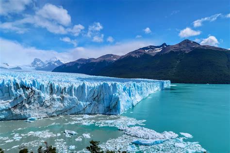 Záber na impozantný ľadovec Perito Moreno s ľadovou masou v modrastých tónoch.