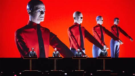 Fotografia členov skupiny Kraftwerk s ich typickou vizuálnou prezentáciou