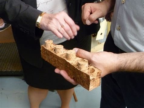 Detailný záber na precízne lepenie korkových zátok vedľa seba