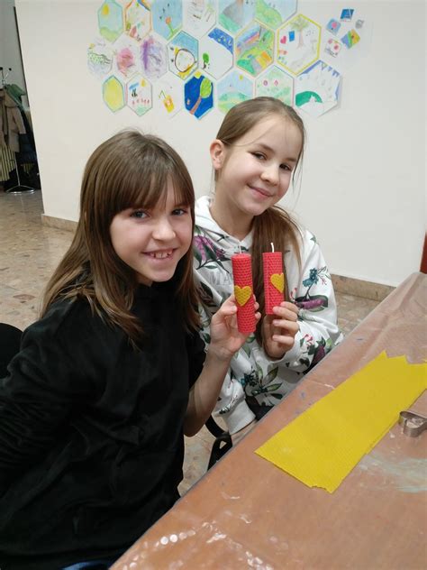 Fotografia z besedy s včelárkou s ukážkami včelárskych pomôcok a edukatívnych obrázkov