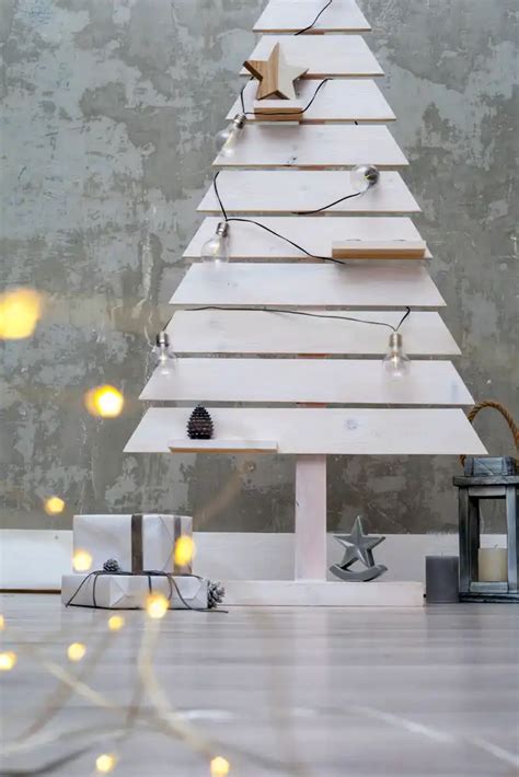 Vianočný stromček z drevených dosiek s poličkami na dekorácie