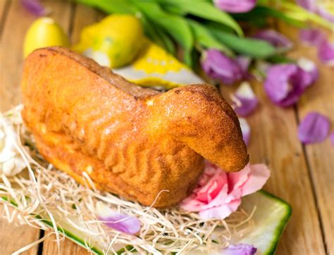 Ilustračné foto upečeného veľkonočného barančeka posypaného práškovým cukrom