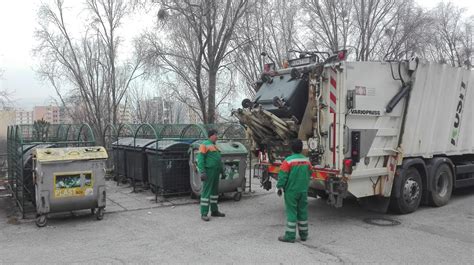 Informatívna koláž ukážok vianočných šablón na rôznych materiáloch (papier, drevo, sklo)