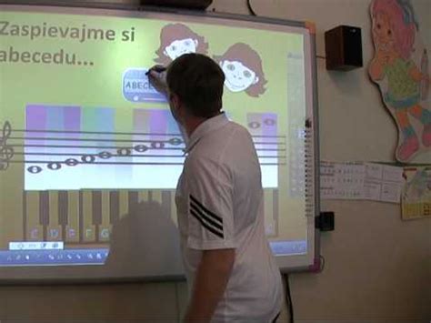 ilustrácia moderného vyučovania s interaktívnou tabuľou