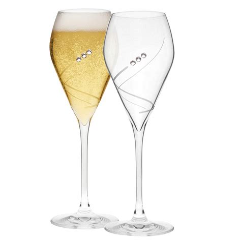 Elegantné poháre na šampanské a prosecco s bublinkami, pripravené na slávnostný prípitok.