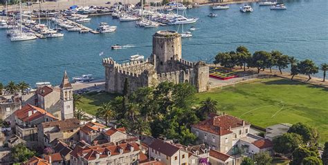 Panoramatický pohľad na historické centrum Trogiru z hradu Kamerlengo