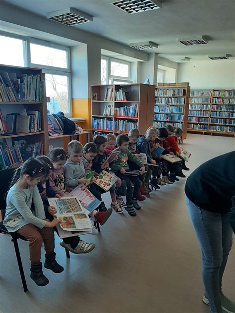ilustrácia rôznych typov knižničných políc a usporiadania kníh