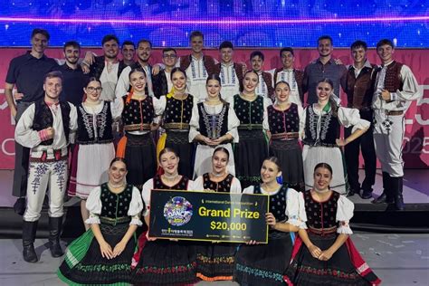 Ilustračné foto folklórneho súboru na pódiu