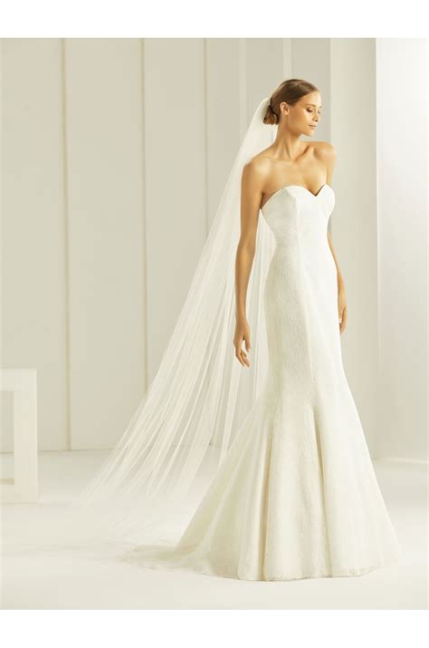 Dlhý svadobný závoj s kryštálikmi Swarovski