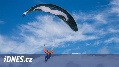 Tematické foto paraglidingu s pilotom vo vzduchu