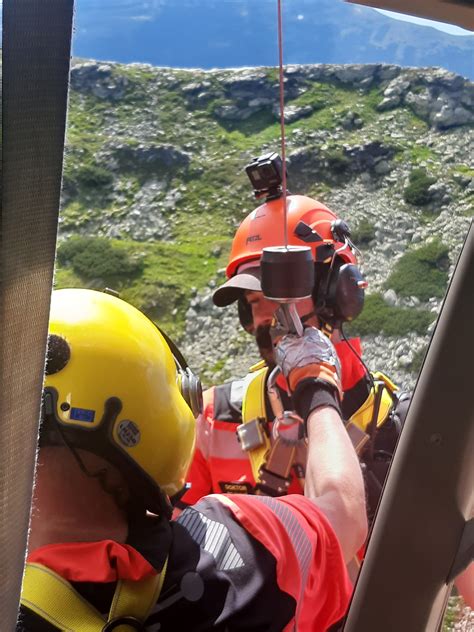 Foto záchranárov pri zásahu po paraglajdovej nehode v horách