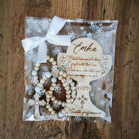 Rôzne predmety ako ruženec, modlitebník, pamätná kartička a blahoželanie k prvému svätému prijímaniu.