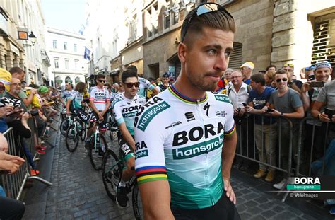 Peter Sagan na pódiu s trofejou