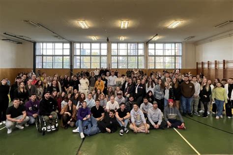 Tematické foto: Plážová párty v Chorvátsku, mladí ľudia tancujú na pláži