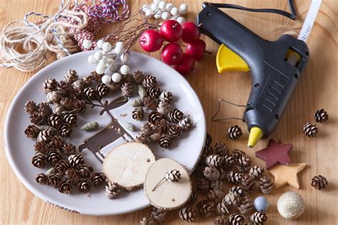 Inšpirácia pre prírodné vianočné ozdoby: šišky, vetvičky, sušené ovocie a škorica