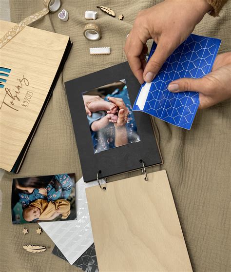 detailná fotografia personalizovaného fotoalbumu a gravírovaného šperku ako ukážka osobných darčekov