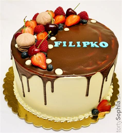 Tematické foto šťastného bábätka a narodeninovej torty