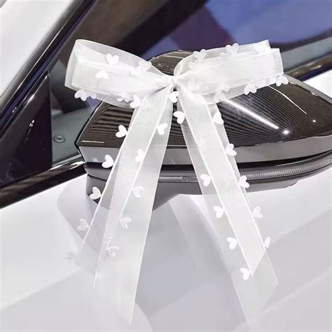 Rôzne typy svadobných dekorácií na auto: srdcia, mašle, vlajky