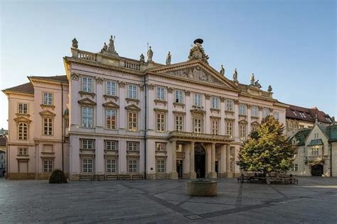 Záber na bratislavský Primaciálny palác, kde sa konal svadobný obrad dvojice.