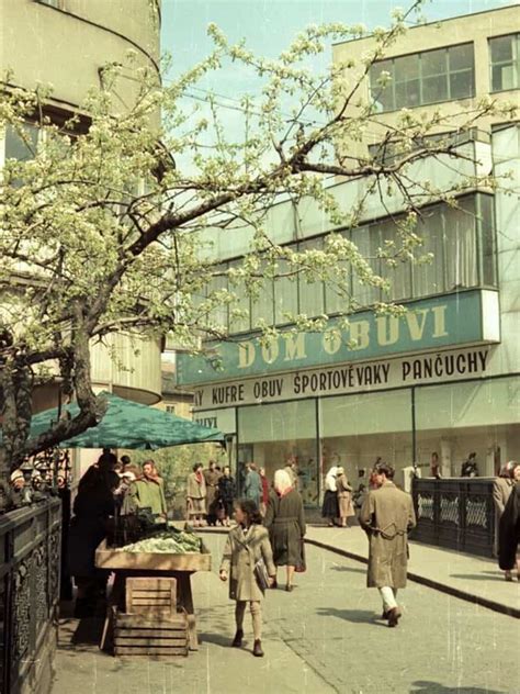 Historická fotografia fašiangového sprievodu v Považanoch, 60. roky 20. storočia